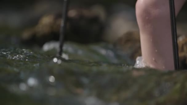 Frau Wandert Mit Wanderstock Durch Starkes Wasser — Stockvideo