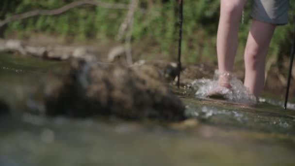 Sopa Hiking Ile Akışı Üzerinden Yürüyen Kadın Alt Vücut Vurdu — Stok video