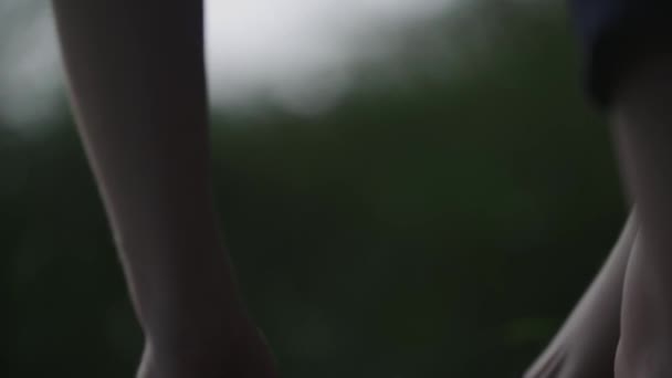 Genç Kadınla Çimenlerin Üzerinde Bir Çadır Kurma — Stok video