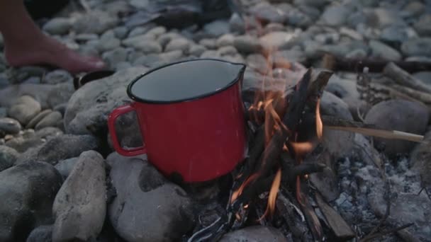 Νερό Βραστό Μια Κόκκινη Κατσαρόλα Μια Πυρκαγιά Στρατόπεδων — Αρχείο Βίντεο