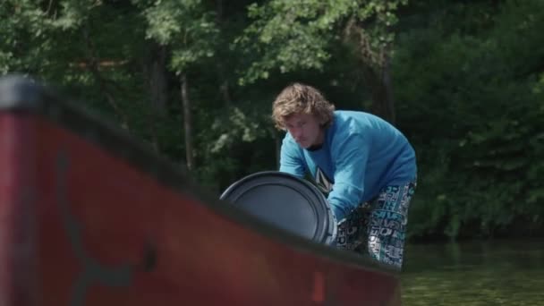 Homens Arrastam Sua Canoa Vermelha Para Água — Vídeo de Stock