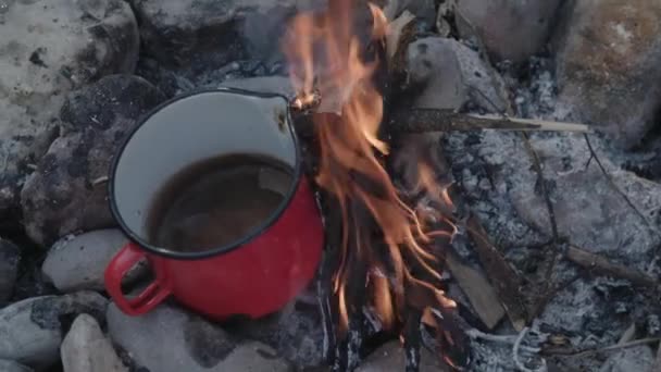 Bir Kamp Ateşi Üzerinde Kırmızı Bir Tencerede Kaynar — Stok video