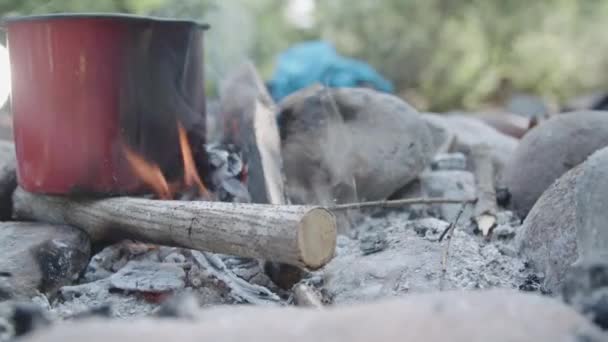 Eau Bouillante Dans Pot Rouge Sur Feu Camp — Video