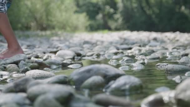 Muž Přetažením Jeho Červenou Kánoi Vodě — Stock video