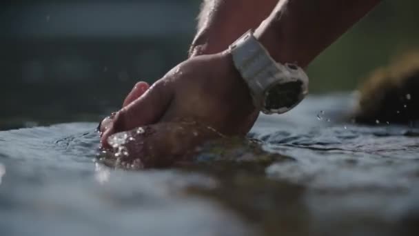 男の遅い川で手を洗う — ストック動画