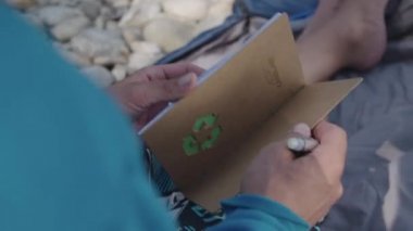 Erkekler bir doğada bir not alıyor. 