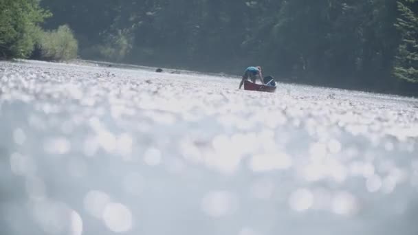 Uomo Sta Spingendo Canoa Rossa Trought Bassa Marea — Video Stock