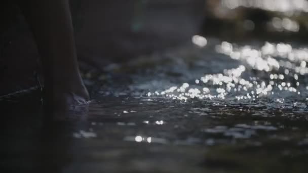 Hombres Empapando Los Pies Orilla Del Río — Vídeos de Stock