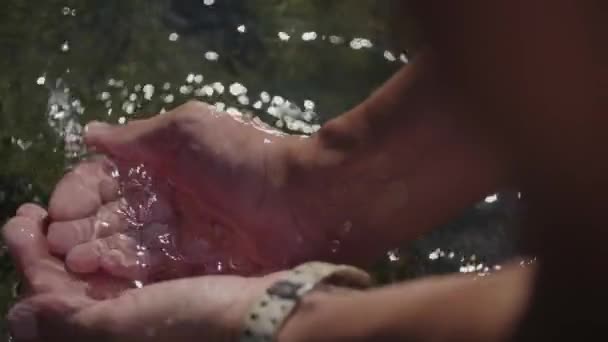 Homens Estão Derramando Água Sua Mão Ele Está Refrescando Seu — Vídeo de Stock