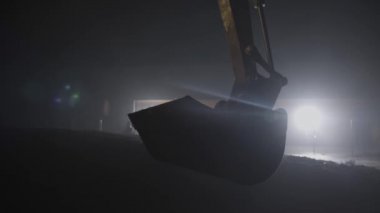  Hidrolik Ekskavatör inşaat yan üzerinde gece anda kol kova kullanarak. 