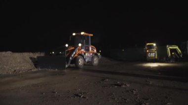 Kırmızı loader duran inşaat sit. 