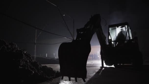 Hydraulické Rypadlo Pomocí Rukou Kbelík Noční Době Straně Stavby — Stock video