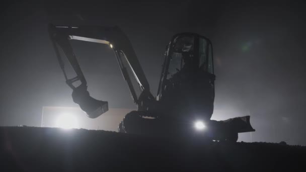 Excavadora Hidráulica Está Conduciendo Una Pila Suciedad Noche — Vídeo de stock