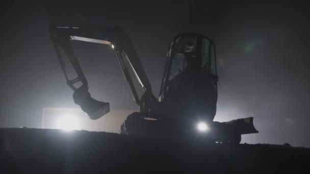 Hydraulikbagger Fährt Der Nacht Auf Einen Haufen Dreck — Stockvideo