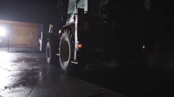 Traktorgrävare Driver Framåt Natten — Stockvideo