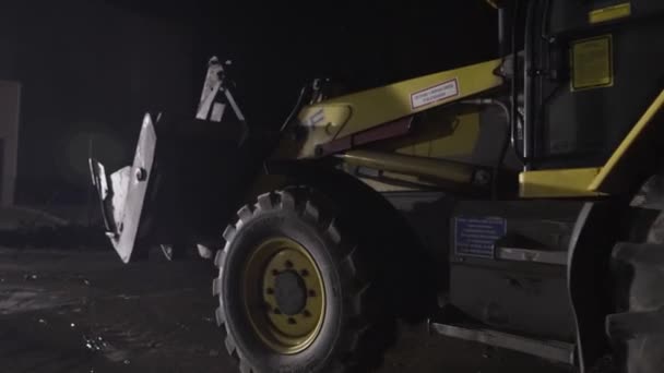 Gele Backhoe Gaat Achteruit — Stockvideo