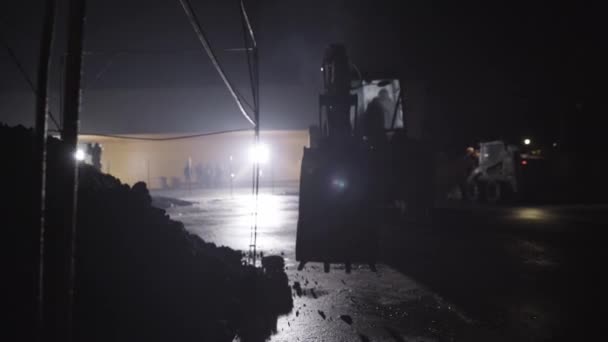 Backhoe Langzaam Bewegen Nacht — Stockvideo