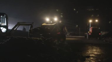  Bir toprak yığını şantiye hareketli skid steer loader. 