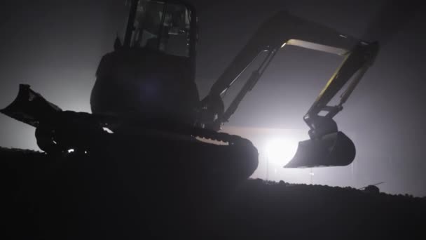 液压挖掘机在施工侧一堆污垢上的移动 — 图库视频影像
