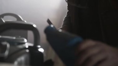 Petrol bir atölyede mavi bir chainsaw ekleme. 