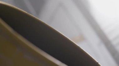 Mason yelllow beton karıştırıcı bir kürekle kum ekleme. 