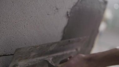 Mason beton tuğla duvara uyguluyor.  