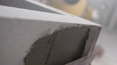 Mason beton tuğla duvara uyguluyor.  