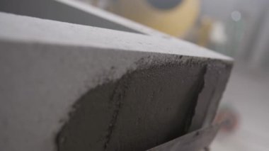 Mason beton tuğla duvara bir mala ile uyguluyor. 