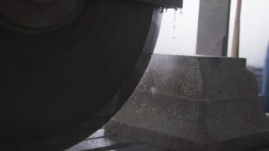 Dairesel taş kesme taş, su sıçramasına gördüm. 
