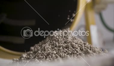  Empyting Beton Mikser adamdır.