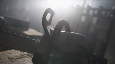 Bir testere dışarı geliyor duman. 