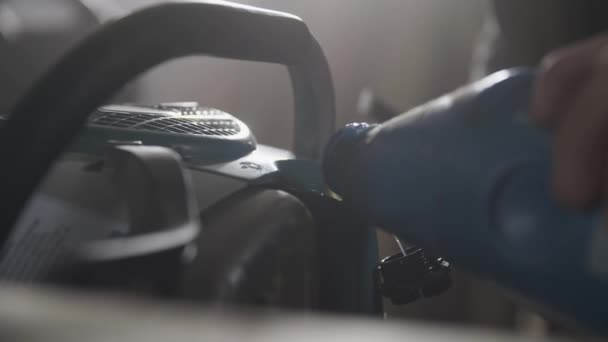 Petrol Bir Atölyede Mavi Bir Chainsaw Ekleme — Stok video