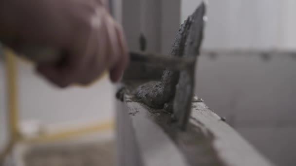 メイソンは レンガの壁のコンクリートを適用します — ストック動画