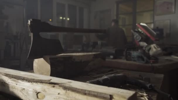 Hache coincée dans un bois en atelier . 