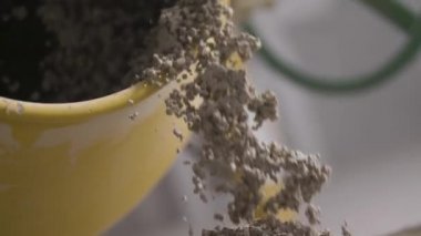 Adam iş giysisi içinde beton karıştırıcı el arabası dan yağıyor. 