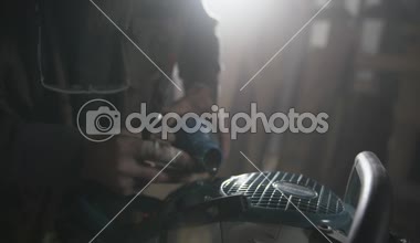 çalışan bir chainsaw yağ boşaltma.