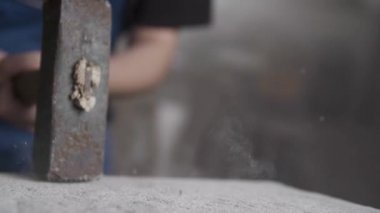 Adam bir çekiçle Taş delme. 