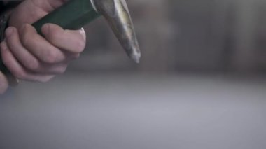 Bir çekiçle heykelcilik kaya. 