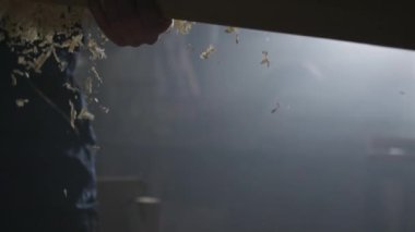 Erkekler ahşap tahta kapalı uçlarını salla. 