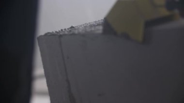 Beton bir mala dağıtıcı ile Yayilim. 