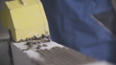Beton bir mala dağıtıcı ile Yayilim. 