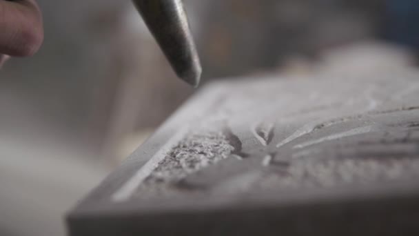 Escultura Roca Con Martillo — Vídeos de Stock