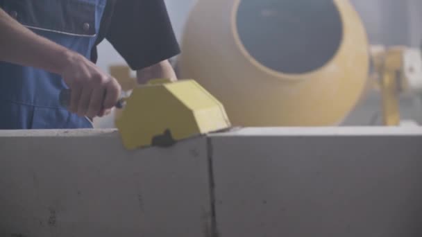 Verspreiding Van Beton Bakstenen — Stockvideo