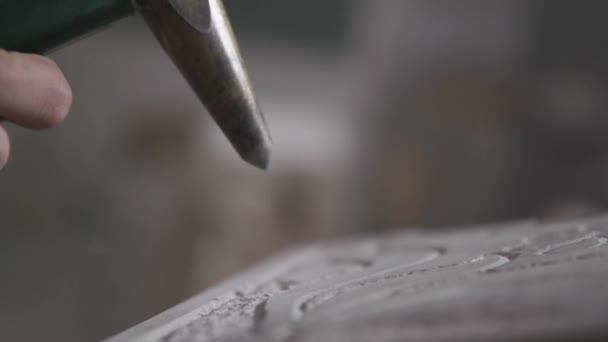 ハンマーで彫刻石 — ストック動画