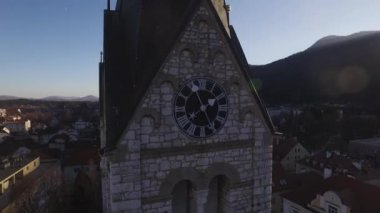Parish Kilisesi St Bartholomew ve şehir
