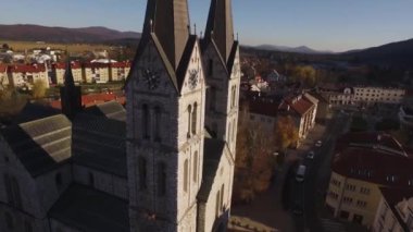 St Bartholomew Parish Kilisesi ve bir şehir