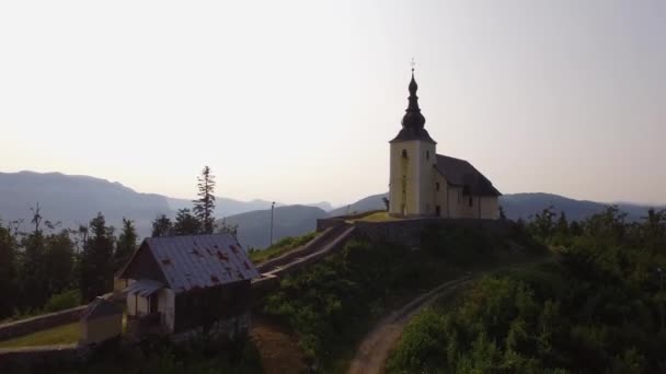 Üstünde Belgili Tanımlık Tepe Tepe Üzerinde Bir Kilisenin Havadan Görünümü — Stok video