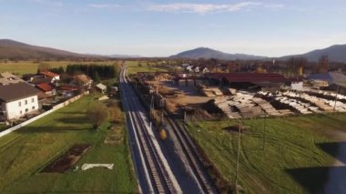 Bir ağaç sanayi tren istasyonunun yakınında raylar ile havadan görünümü. 