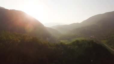 Dağlar ovalar evlerde ile havadan görünümü. 