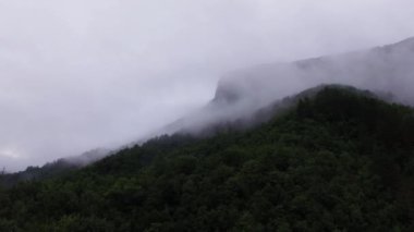 Sis ve bulutlar dağ resmini uçak.